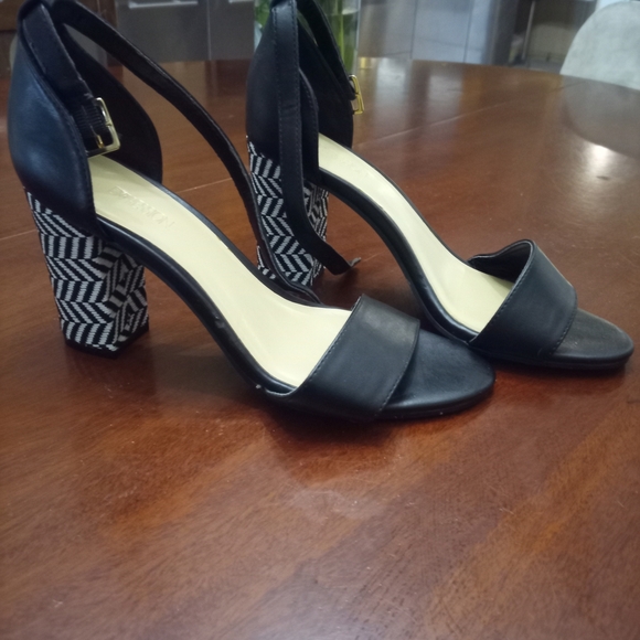 Expressions Black Heels - Picture 2 of 6